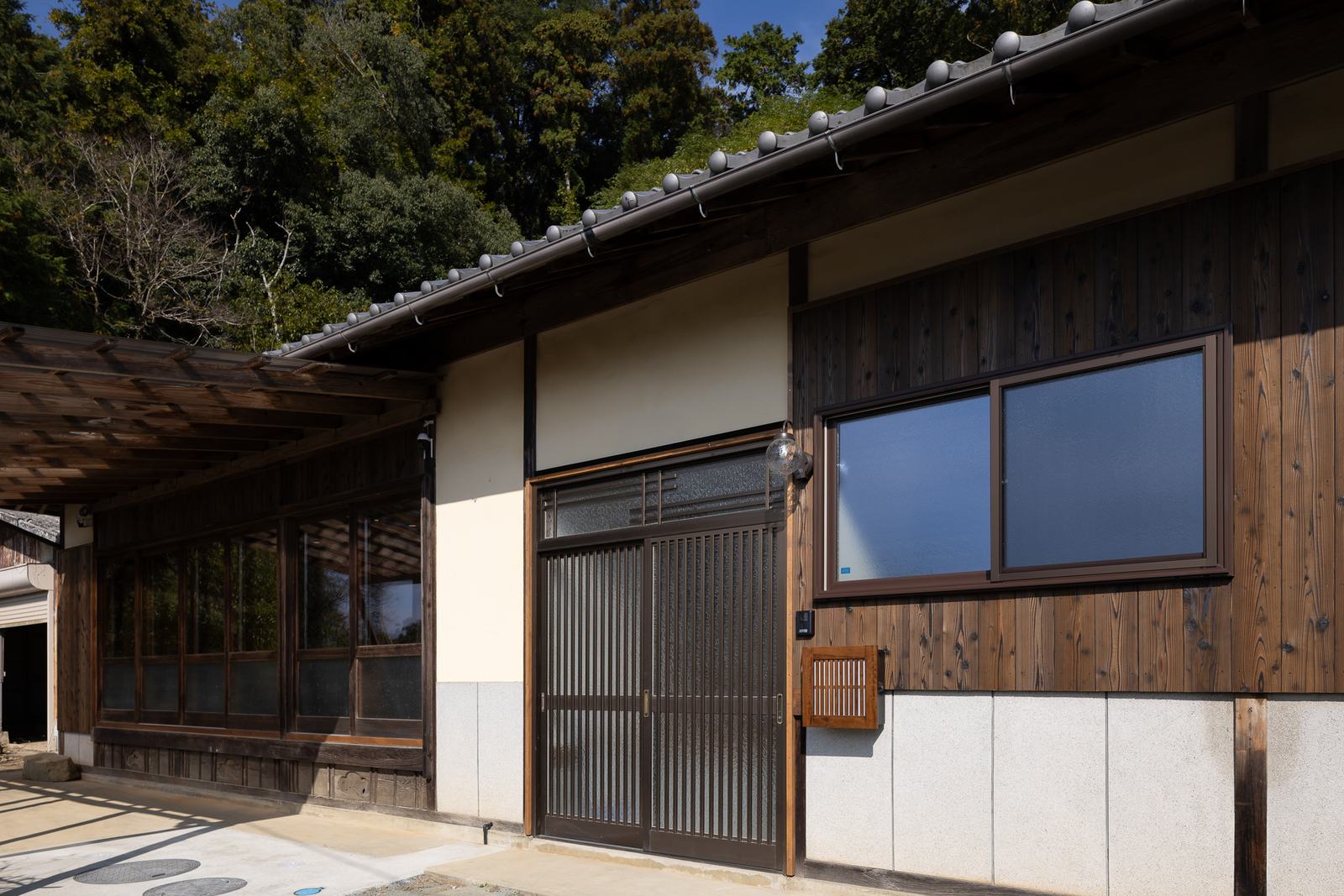 戸建て全面リノベーションの施工後の外観