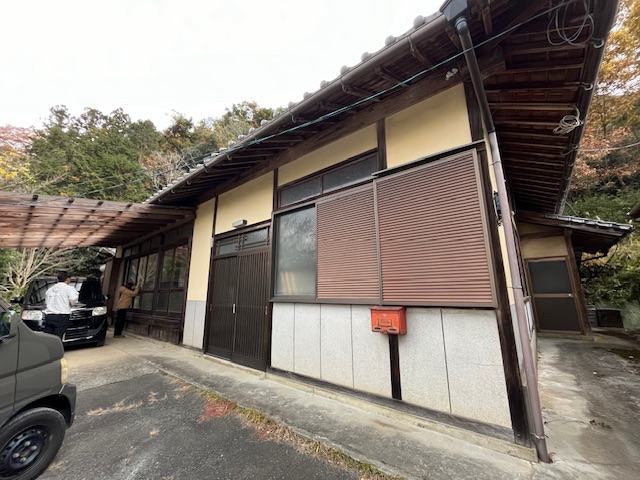 戸建て全面リノベーションの施工前の外観